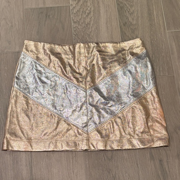 Forever 21 Women’s Metallic Gold and Silver Mini Skirt Size M - Picture 1 of 4